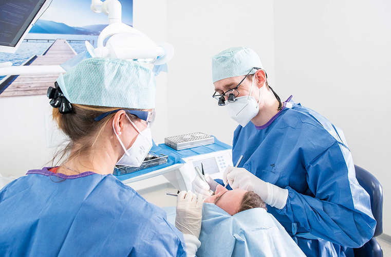 Implantation, Knochenaugmentation & Zahnersatz aus Keramik